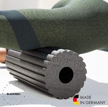 BLACKROLL® FLOW міофасціальний ролер для самомасажу, середня жорсткість, чорний, з карткою вправ