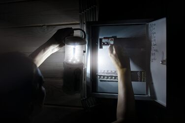 Сонячна лампа EASYmaxx з радіо | Радіо та ліхтар для надзвичайних ситуацій з ручним приводом | LED ліхтарик ідеально підходить для відпочинку на природі, кемпінгу та виживання | Повторно заряджається за допомогою сонячної енергії, ручного приводу та USB [