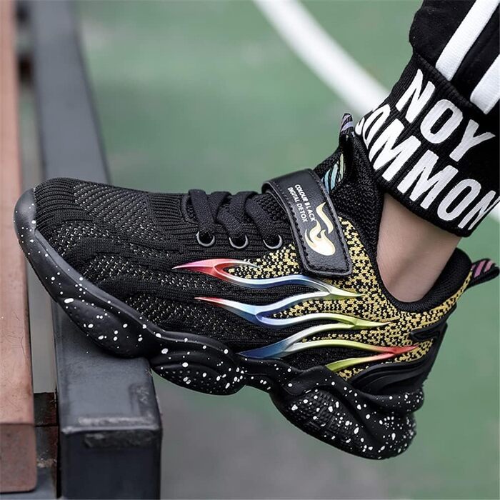 Дитячі кросівки для активного відпочинку: зручні, дихаючі, для хлопчиків та дівчаток. Розміри 28-39, білі та чорні.