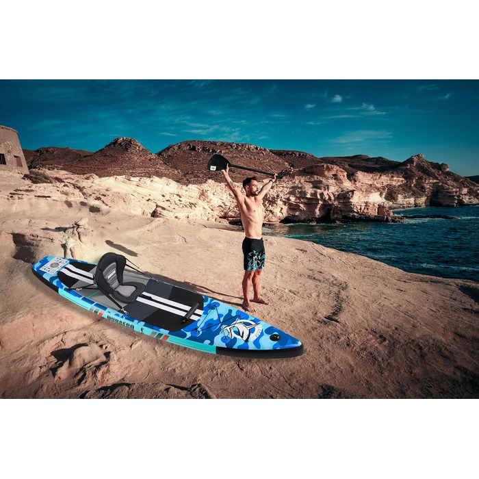Надувний SUP-борд для веслування стоячи з каяковим сидінням, 330x76x15 см, вантажопідйомність до 150 кг, кріплення Cam, інтегрована підставка для ніг, 3 плавники, регульоване дволопатеве весло, повний комплект аксесуарів, блакитний камуфляж