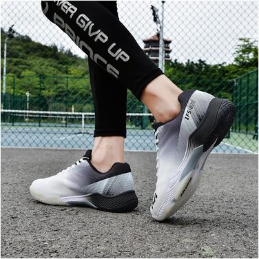 Тенісні кросівки Halle для чоловіків та жінок. Дихаючі, з антиковзкою підошвою. Підходять для бадмінтону, тенісу на ґрунті та тренувань. Розміри 36-46 EU. Білі та чорні.