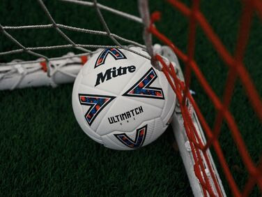 Футбольний м'яч Mitre Ultimatch - покращений контроль м'яча
