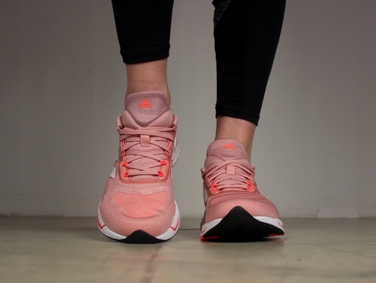 Жіночі спортивні кросівки Adidas, розмір 37 1/3