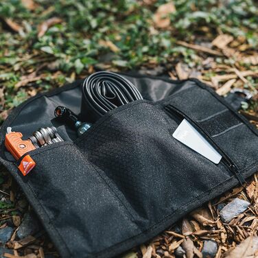 Granite Quiver інструментальна рол-сумка для гравійних, шосейних та гірських велосипедів з системою Roll-Up і кріпленням Dial-Lock-In для монтажу на будь-яку частину велосипеда