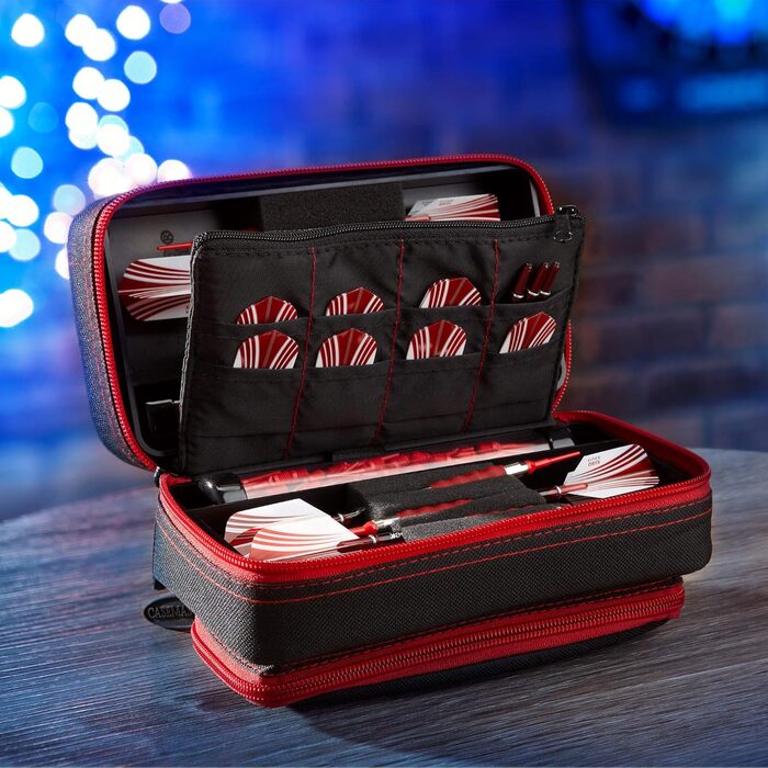Casemaster Plazma Pro чохол для 6 дротиків (м'які та сталеві наконечники), з великою передньою кишенею для телефону, вбудованими тубусами та кишенями для оперень і наконечників, рубіново-червона окантовка