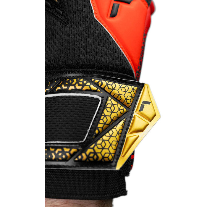 Воротарські рукавички Reusch Attrakt Freegel Silver: дихаючі, для чоловіків та жінок, підходять для будь-яких погодних умов та типів покриття поля (11, чорно-золото-червоні)