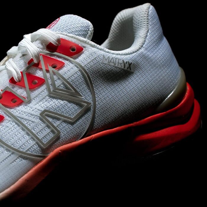 Жіночі кросівки Kempa Attack Pro 2.0 – легкі та дихаючі для занять спортом, бігу та відпочинку. Біло-червоні, розмір 36 EU