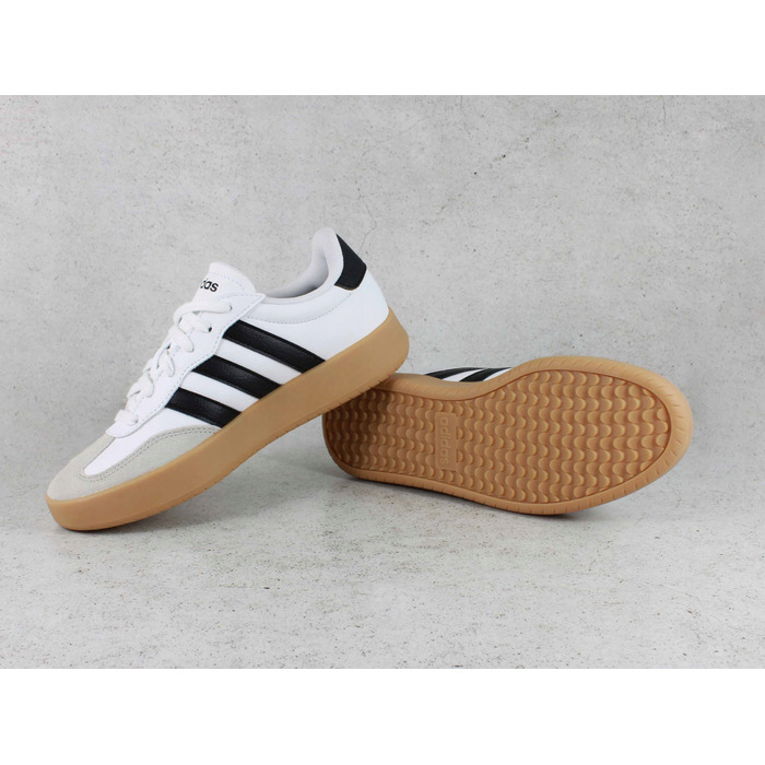 Чоловічі спортивні кросівки adidas Barreda JR1205, білі, легкі та зручні, розмір 42 2/3