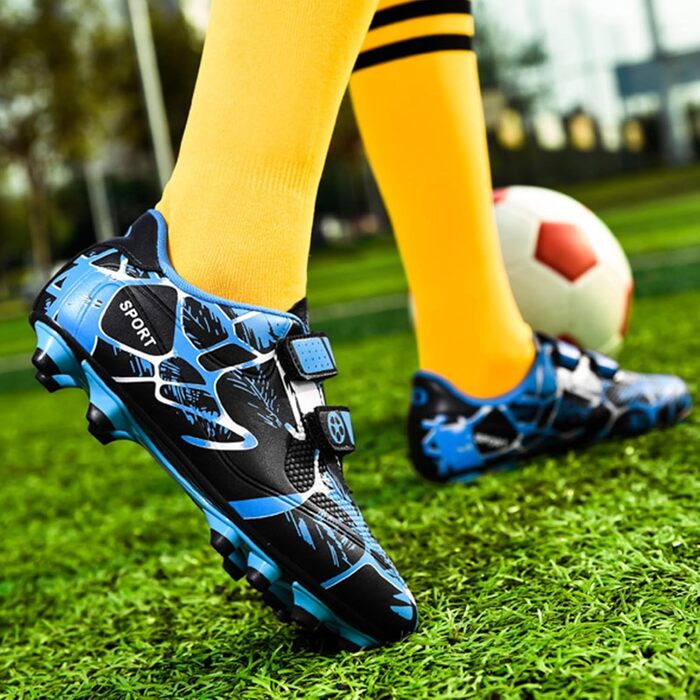 Дитячі футбольні бутси Kinder - унісекс, синій, 36 EU. Зручні, з кріпленням на липучці, для тренувань та гри на вулиці. Дихаючі, з мультиножками.