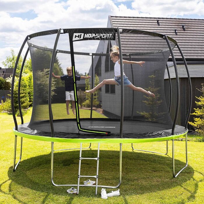 Трамплін Hop-Sport Outdoor – діаметр 244/305/366/427/488 см. Комплект з захисним сіткою, вигнутими ніжками та сертифікатами безпеки. У комплекті: сходи та захисний бордюр (для моделі 366 см)