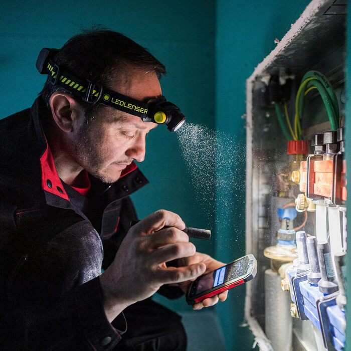 Ліхтар налобний LED Ledlenser H5R Work, 350 люмен, водонепроникний IP67, регульований, поворотний, з плавним регулюванням яскравості, 2xAA батарейки, дальність освітлення 160м, з батарейками