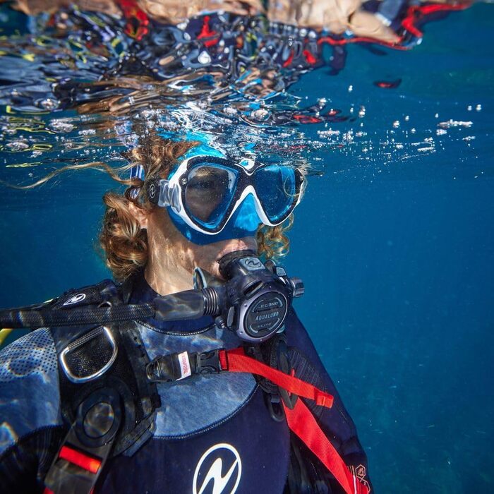 Маска для підводного плавання AQUALUNG REVEAL ULTRAFIT для дорослих, 180° панорамний огляд, силіконовий обід, змінні лінзи, водонепроникна, біло-синя