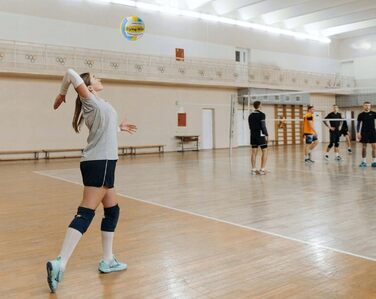 Волейбольний м'яч Captain Mike, розмір 5 - офіційний для пляжу та залу - для дорослих та дітей - міцний тренувальний та ігровий м'яч - синьо-жовтий