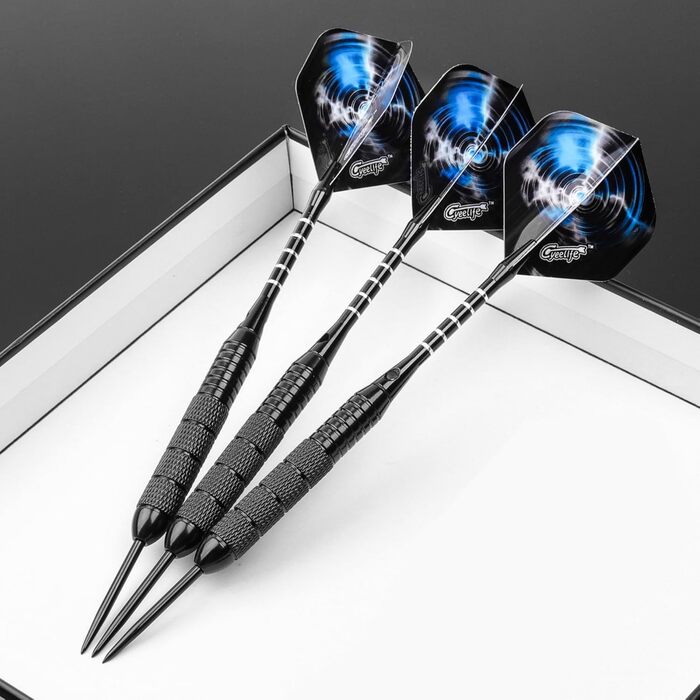 Професійні сталеві дротики CyeeLife з металевими наконечниками (12 шт.) + 24 пір'я + точилка, 22 г (Чорні)