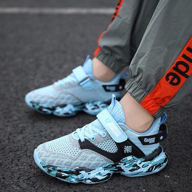 Дитячі кросівки для хлопчиків: сірі, дихаючі, з неслизькою підошвою. Ідеальні для занять спортом, фітнесу та активного відпочинку на вулиці. Зручні кросівки з клейкою застібкою, розмір 39 EU.