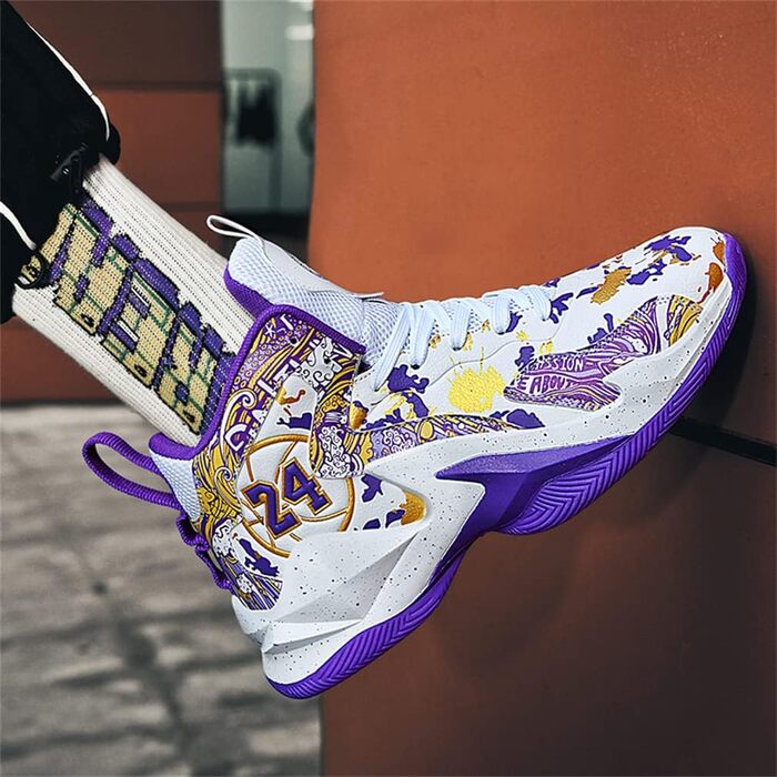Чоловічі баскетбольні кросівки для гри та тренувань. Зручні, легкі, дихаючі. Високий верх, амортизація. Розмір 40 EU, білий/фіолетовий колір. Модель 692