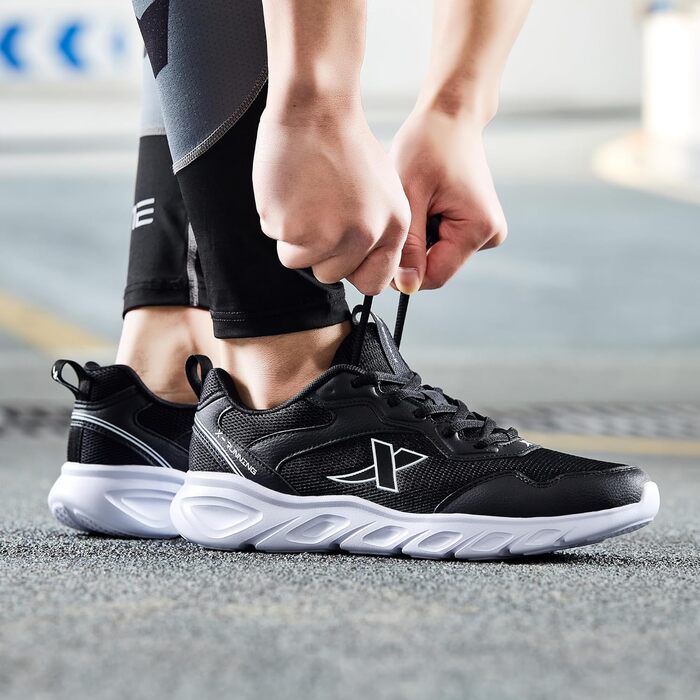 Чоловічі кросівки XTEP для бігу та відпочинку, літні, сітка, амортизація, 43 EU, білий та чорний